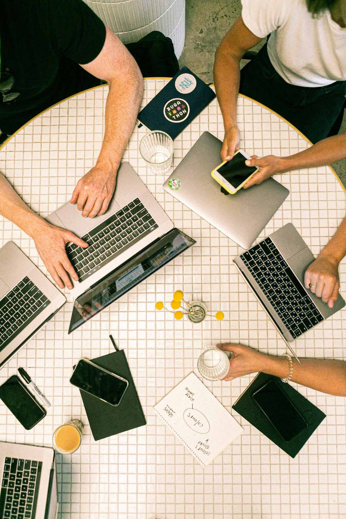 Equipo de MIA SIN TILDE trabajando